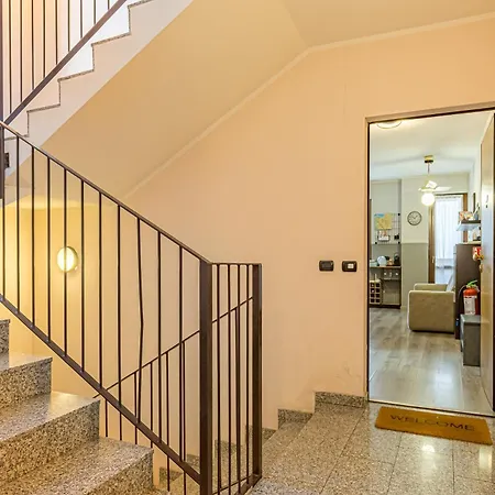 Aleph With Private Parking, Next Train Station דירה *