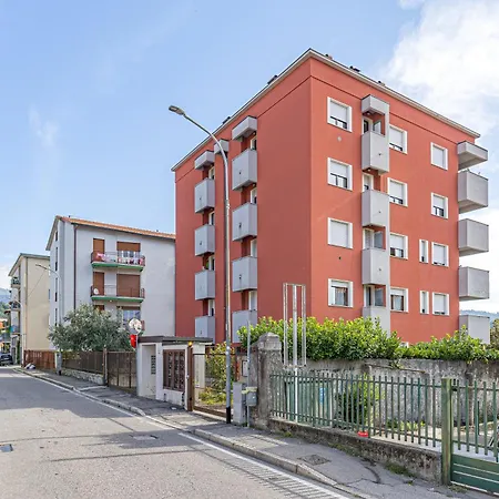 Aleph With Private Parking, Next Train Station דירה קומו