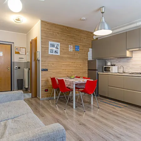 Aleph With Private Parking, Next Train Station דירה